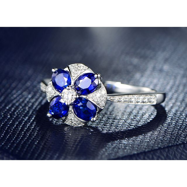 Bague solitaire fleur bleue. Or blanc, saphirs et diamants