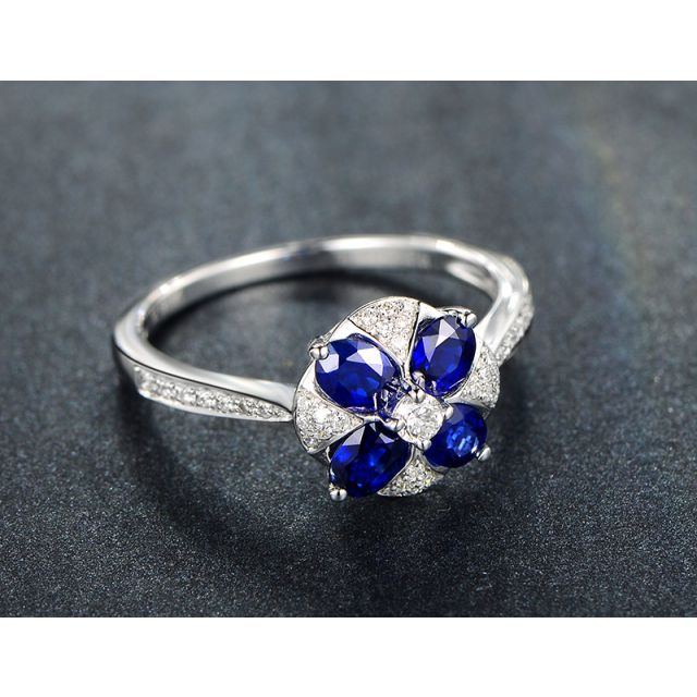 Bague solitaire fleur bleue. Or blanc, saphirs et diamants