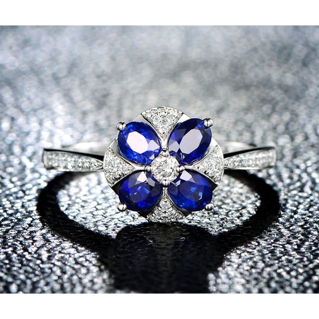 Bague solitaire fleur bleue. Or blanc, saphirs et diamants