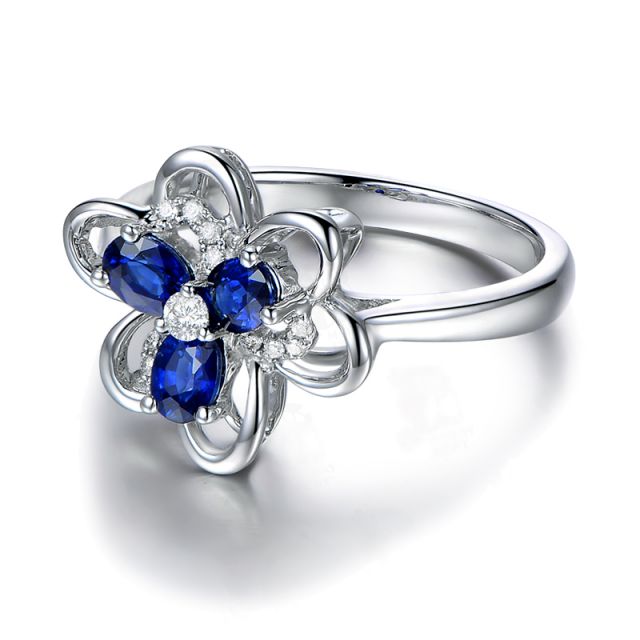 Bague fleur Or blanc fleur anémone. Diamants, saphirs