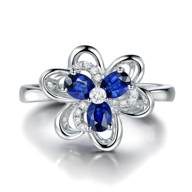 Bague fleur Or blanc fleur anémone. Diamants, saphirs