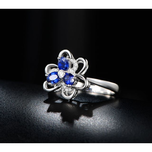 Bague fleur Or blanc fleur anémone. Diamants, saphirs