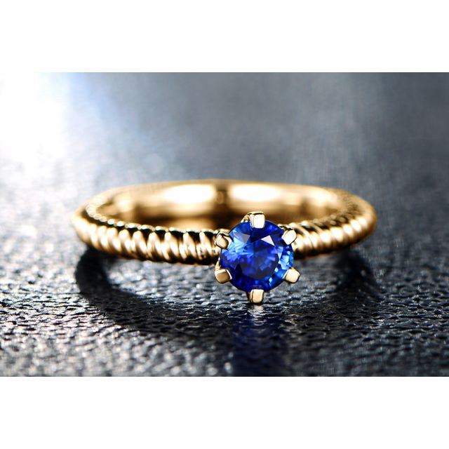 Bague or jaune monture torsadée. Saphir bleu 0.55ct