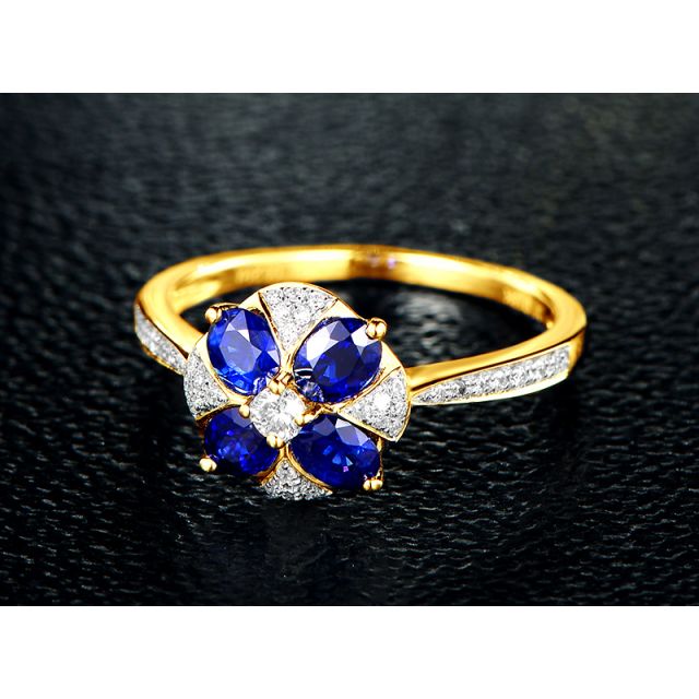 Bague solitaire fleur bleue. Or jaune, saphirs et diamants