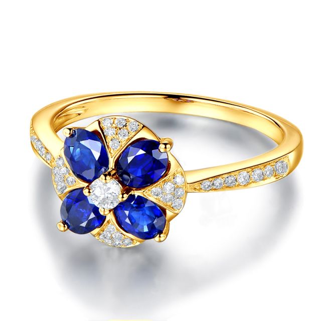 Bague solitaire fleur bleue. Or jaune, saphirs et diamants