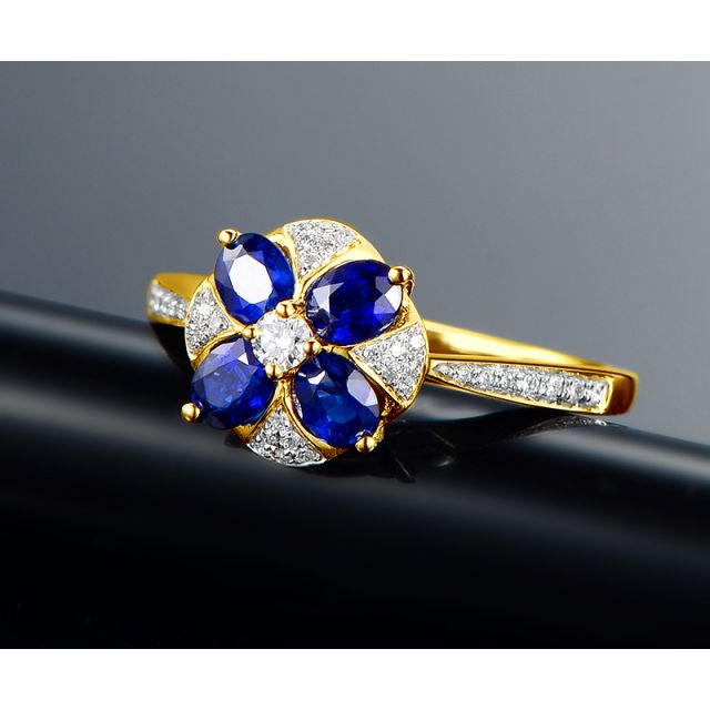 Bague solitaire fleur bleue. Or jaune, saphirs et diamants