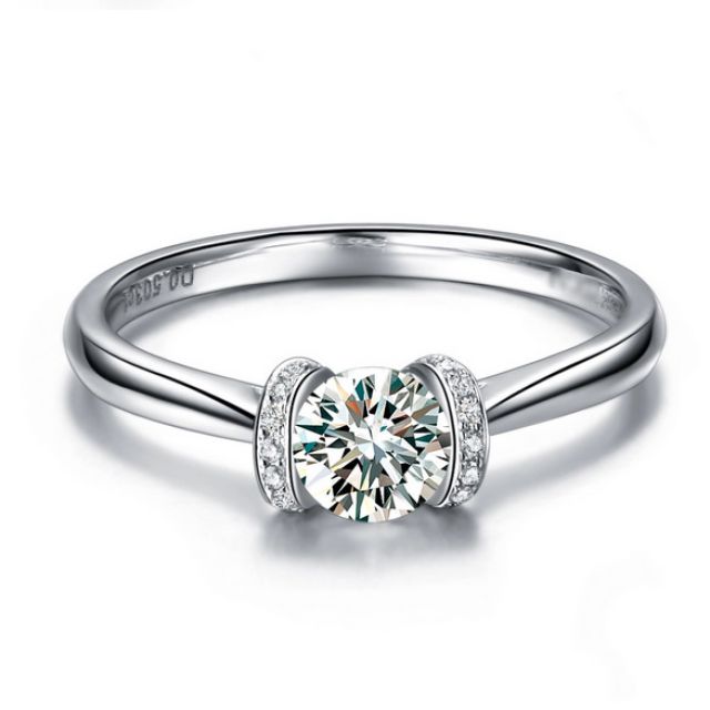 Diamants sertis - Or blanc 18 carats - Bague solitaire