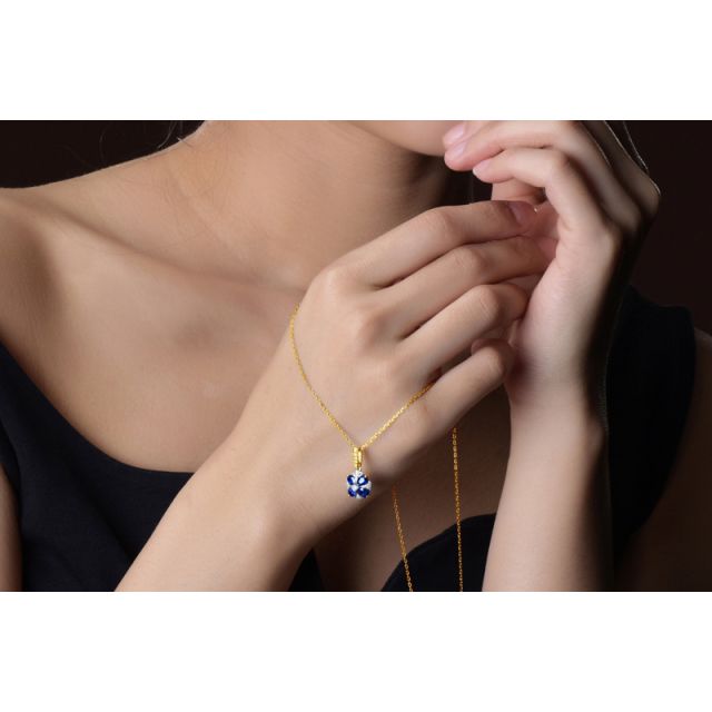 Pendentif solitaire fleur bleue. Or jaune, saphirs et diamants