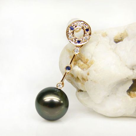 Boucles oreilles - Perles de Tahiti noires - Or jaune, diamants, saphirs