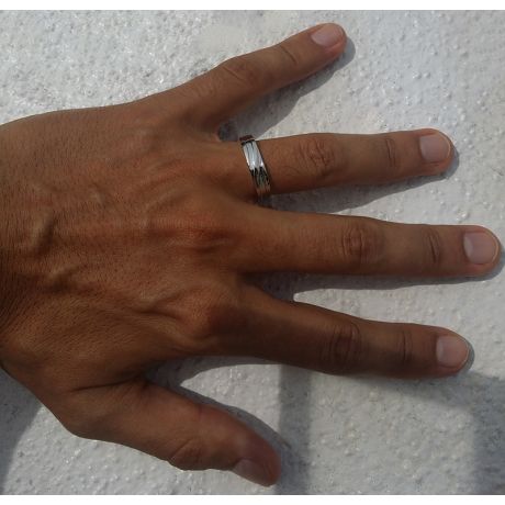Alliance homme platine stylé en diagonale. Diamant clos | Bhalcan
