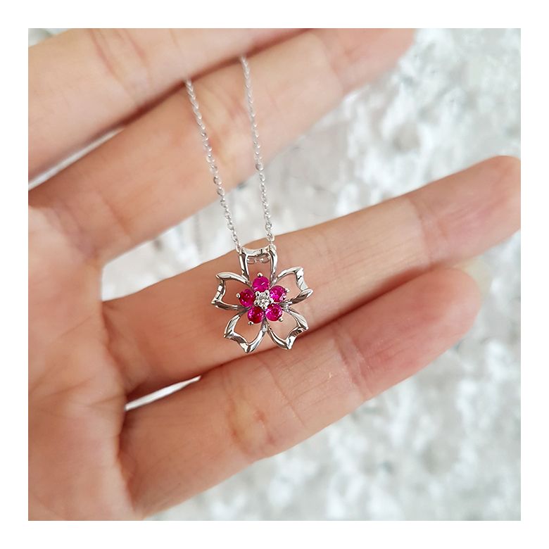 Pendentif fleur 5 feuilles - Or blanc 18 carats - Rubis 0.30 ct - 2