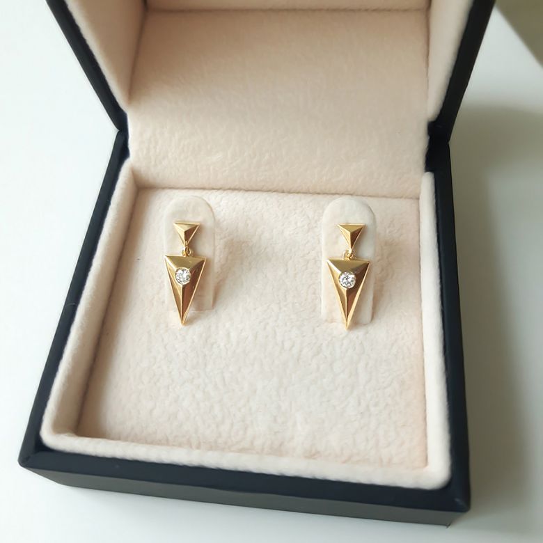 Pendants d'oreilles triangles Or jaune. Diamants 0.10ct - 6