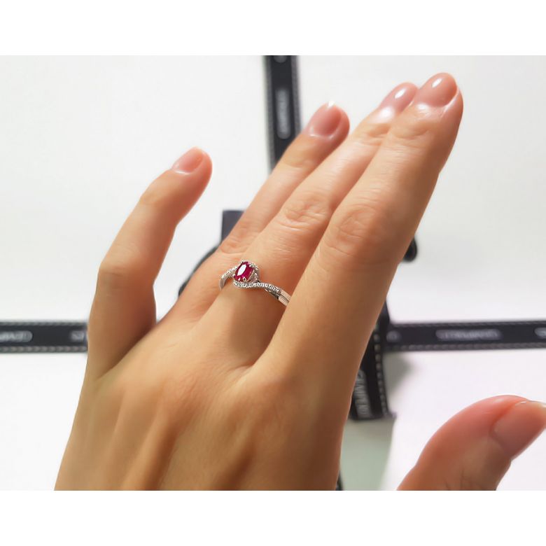 Bague rubis diamants en or blanc - Entre les doigts - 4