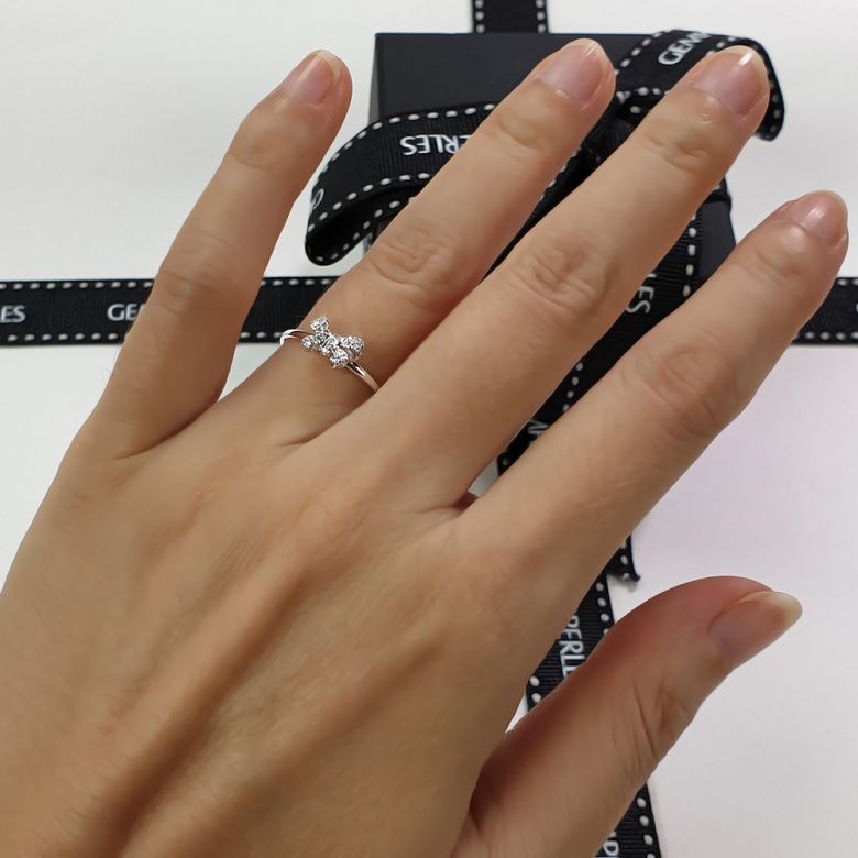 Bague petit noeud Or blanc 18cts. Diamants 0.080ct - 2