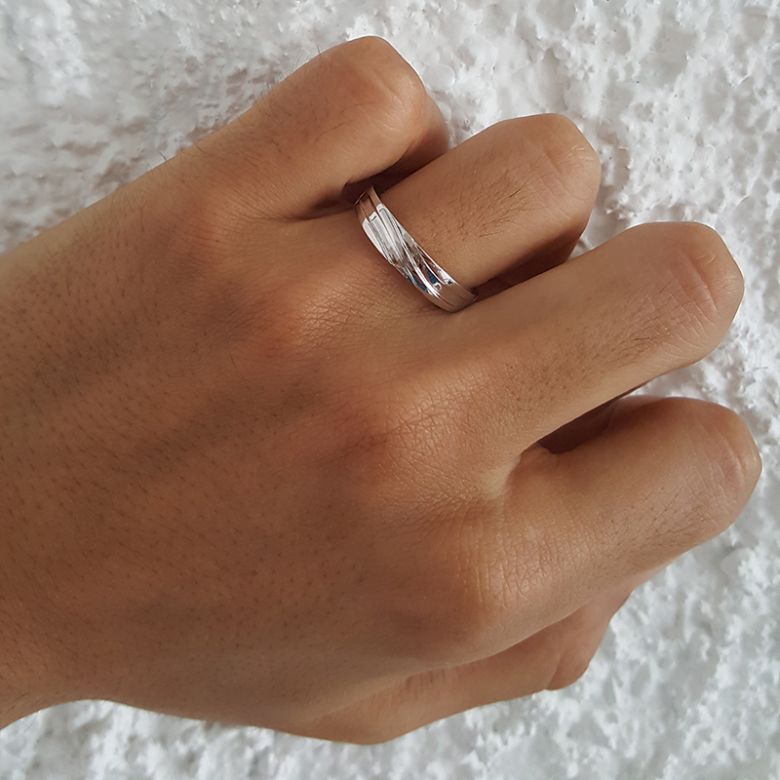 Alliance homme or blanc stylé en diagonale. Diamant clos | Bhalcan - 3