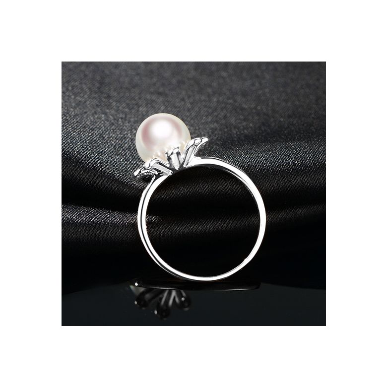 Bague fleur des neiges. Or blanc, pétales de diamants - 4