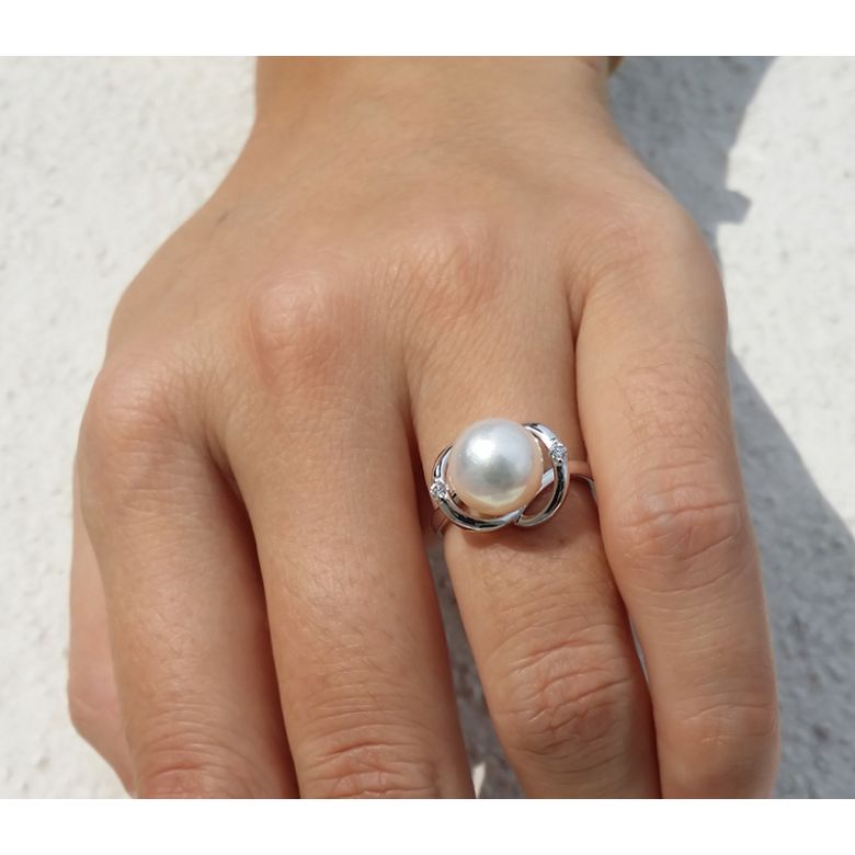 Bague or blanc style circulaire - Perle de culture - 2 diamants sertis - 2
