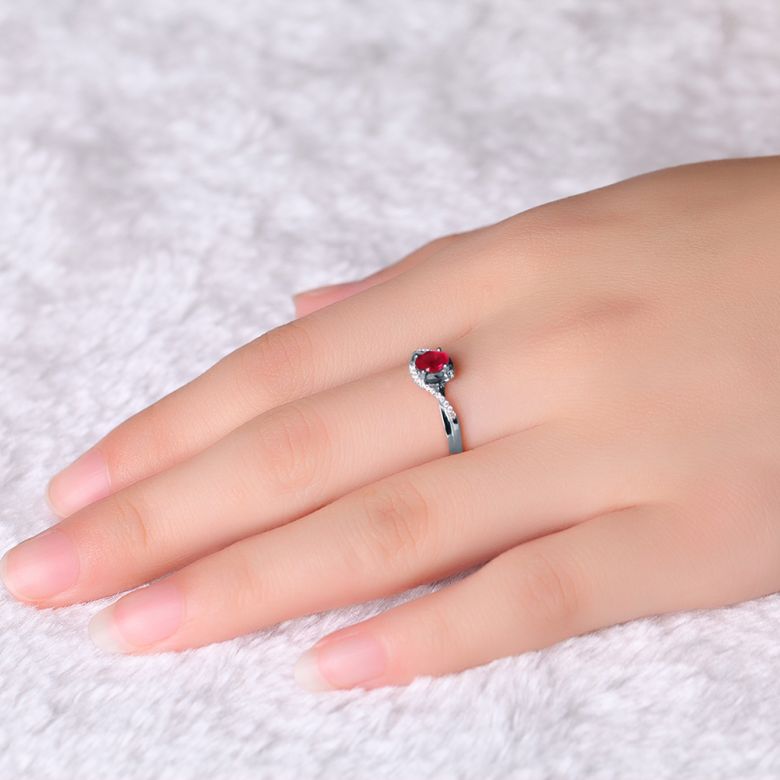 Bague rubis diamants en or blanc - Entre les doigts - 2