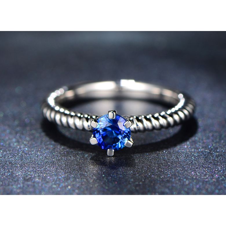 Bague or blanc monture torsadée. Saphir bleu 0.55ct - 3