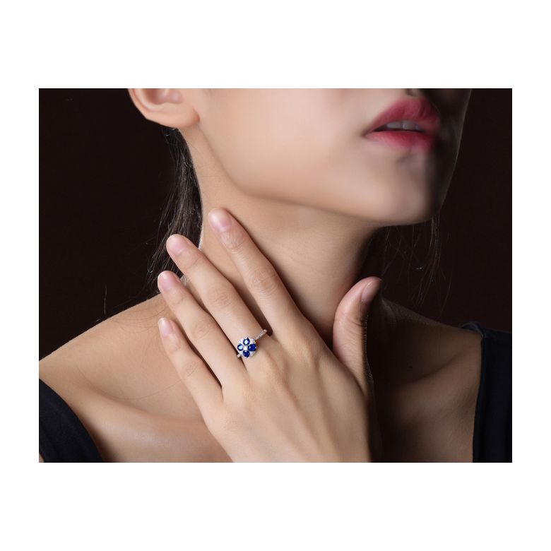 Bague solitaire fleur bleue. Or blanc, saphirs et diamants - 2