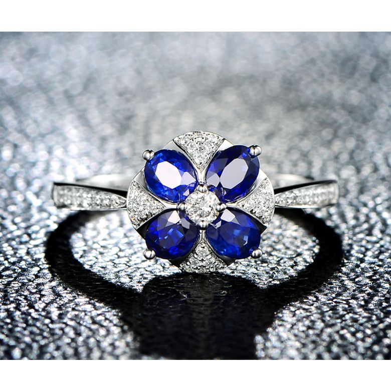 Bague solitaire fleur bleue. Or blanc, saphirs et diamants - 3