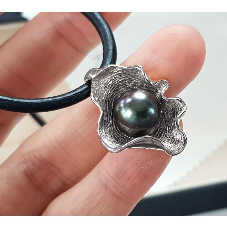 Pendentif polynésien - Perle de Tahiti bleue - Cordon cuir - Or blanc - 6