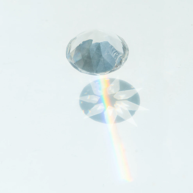 Diamant et sa réfraction avec un effet de lumière